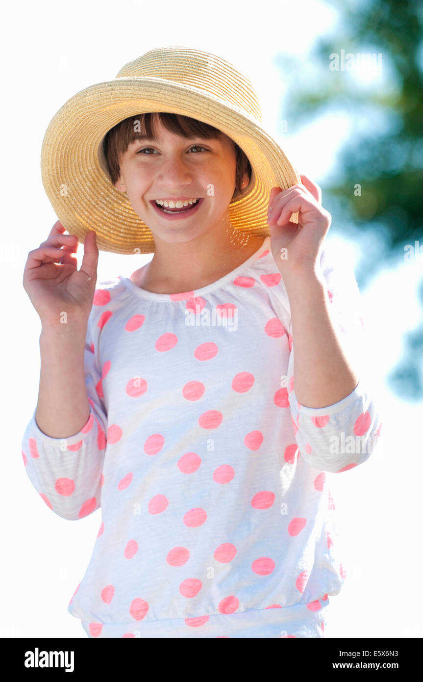 Portrait de dix ans, fille tenant à chapeau de paille Banque D'Images