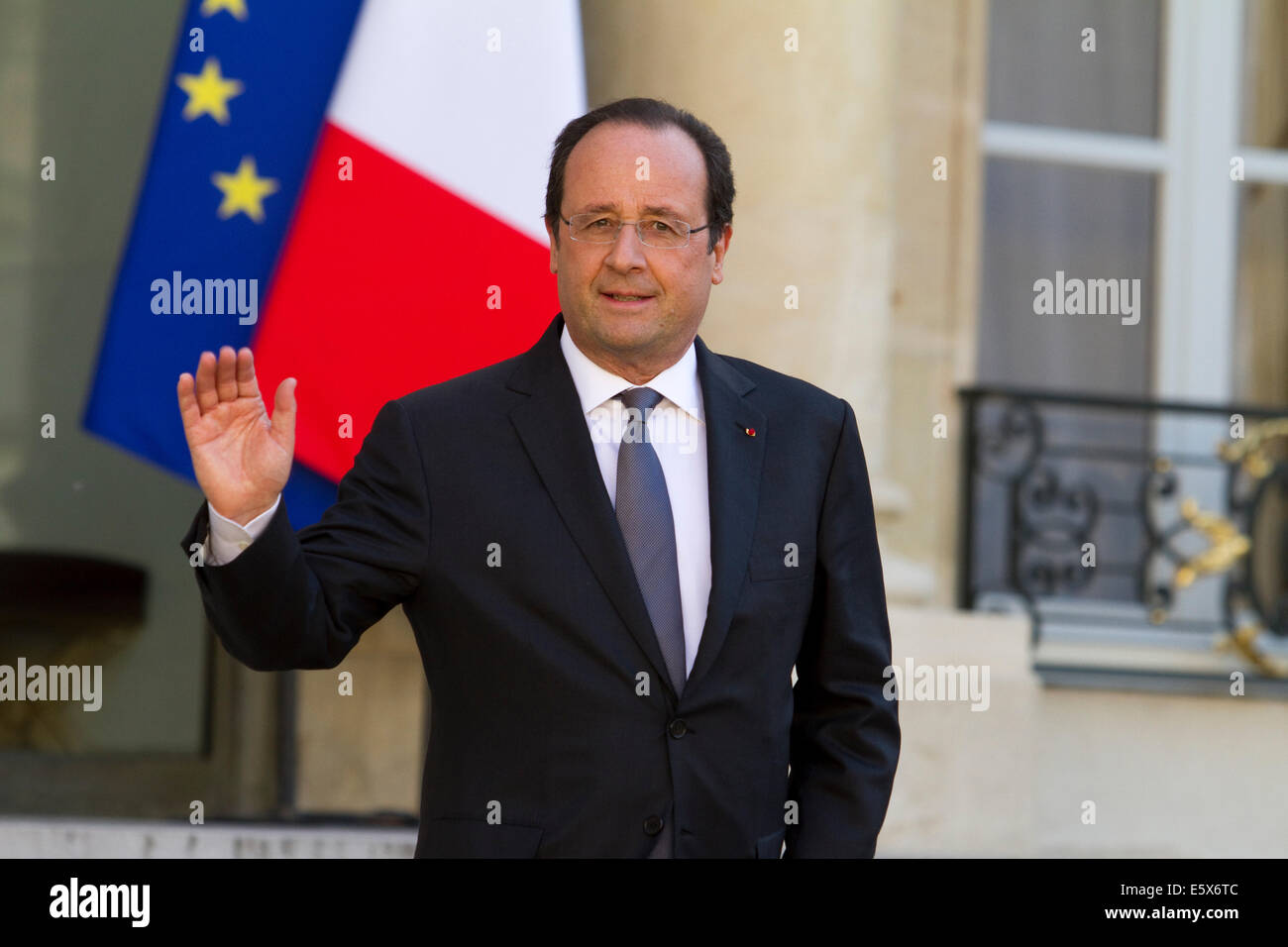 Le Président français François Hollande devant les marches de palais de l'Elysée Banque D'Images