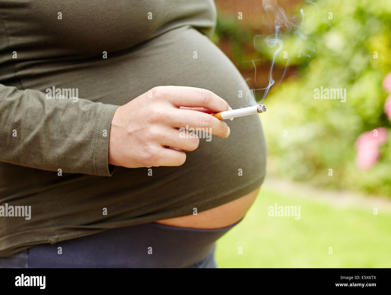 Smoking when pregnant Banque de photographies et d'images à haute  résolution - Alamy