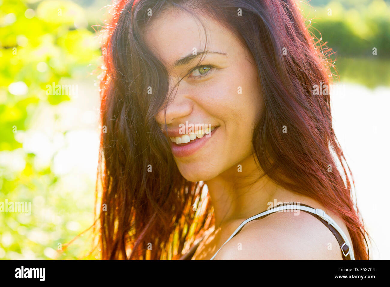Portrait de jeune femme avec cheveux cacher face Banque D'Images