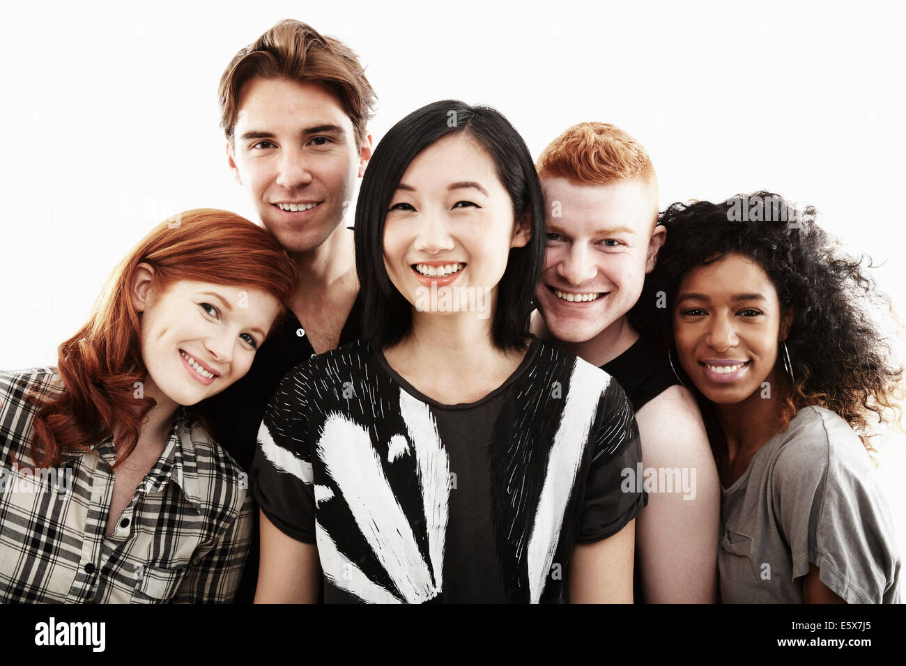 Portrait de studio de cinq jeunes adultes smiling Banque D'Images