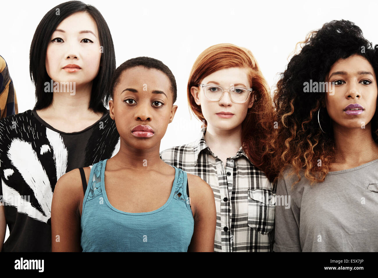 Portrait studio formelle de quatre jeunes femmes aux expressions vierge Banque D'Images