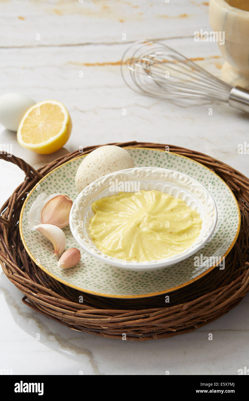 Aïoli classique avec du citron, de l'ail frais et des œufs Banque D'Images
