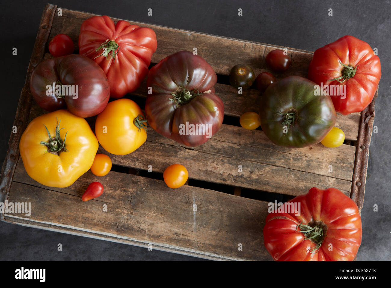 Sélection de heirloom tomatoes on wooden board Banque D'Images