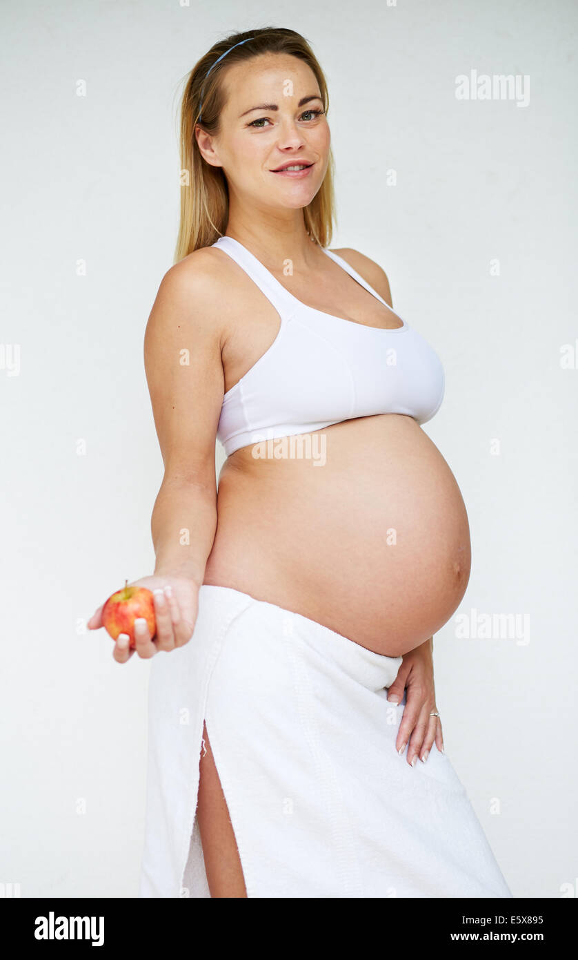 Pregnant woman holding an apple Banque D'Images