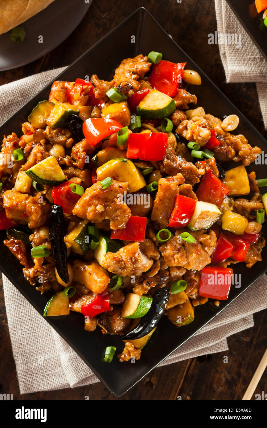 Poulet Kung Pao fait maison avec des poivrons et légumes Banque D'Images