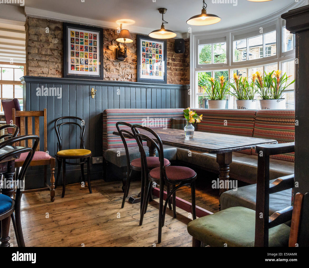Le White Horse pub - intérieur de pub anglais traditionnel avec des