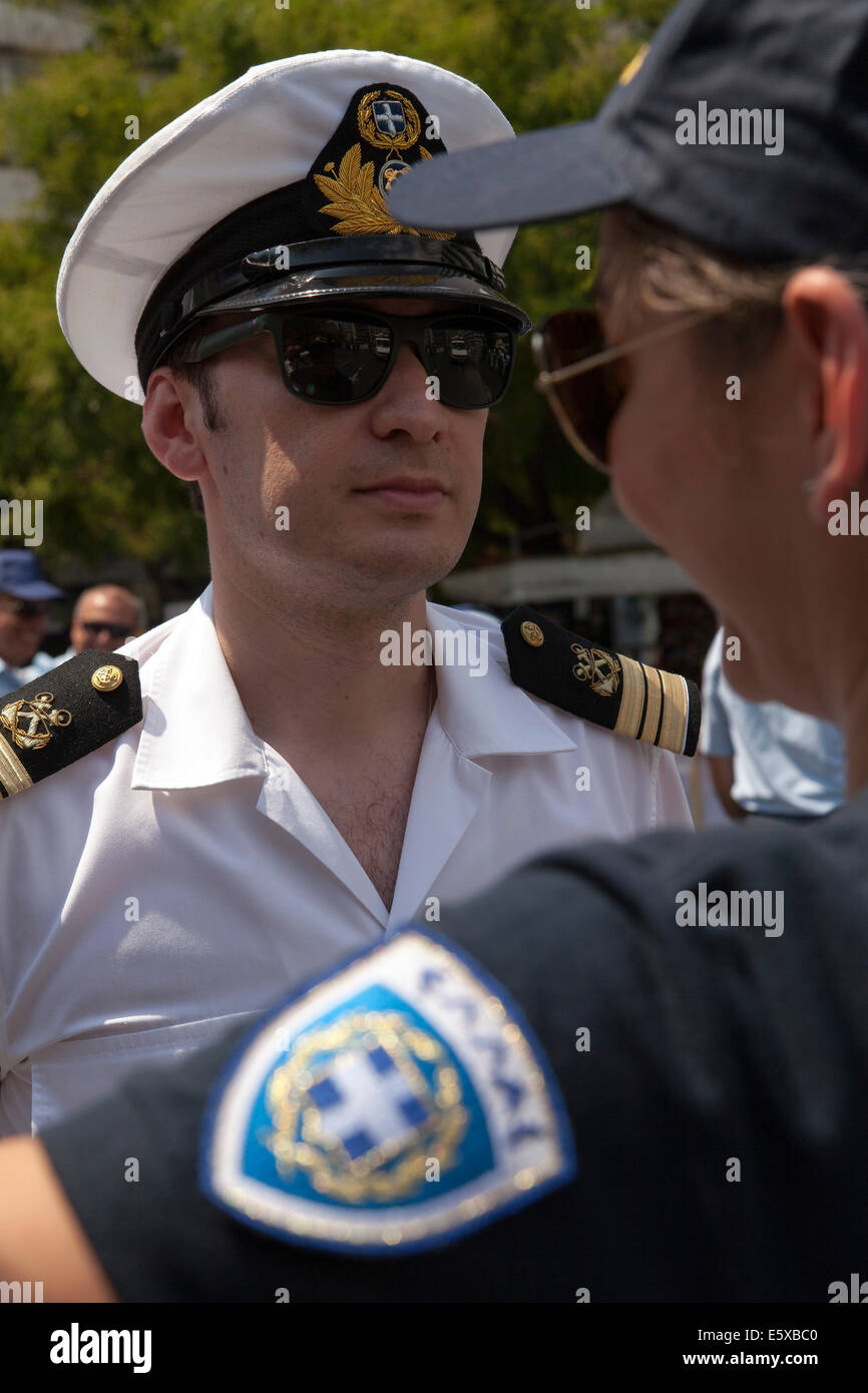 Officier de la marine grecque de protestation. La Grèce une manifestation de pompiers et de la police grecque contre les mesures d'austérité. 06.08.2014 Banque D'Images