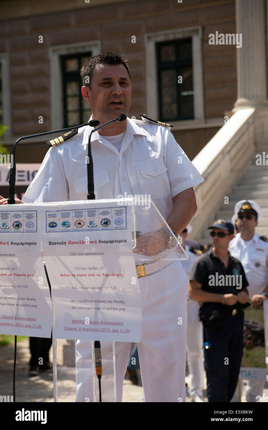 Officier de la marine grecque de protestation. La Grèce une manifestation de pompiers et de la police grecque contre les mesures d'austérité. 06.08.2014 Banque D'Images