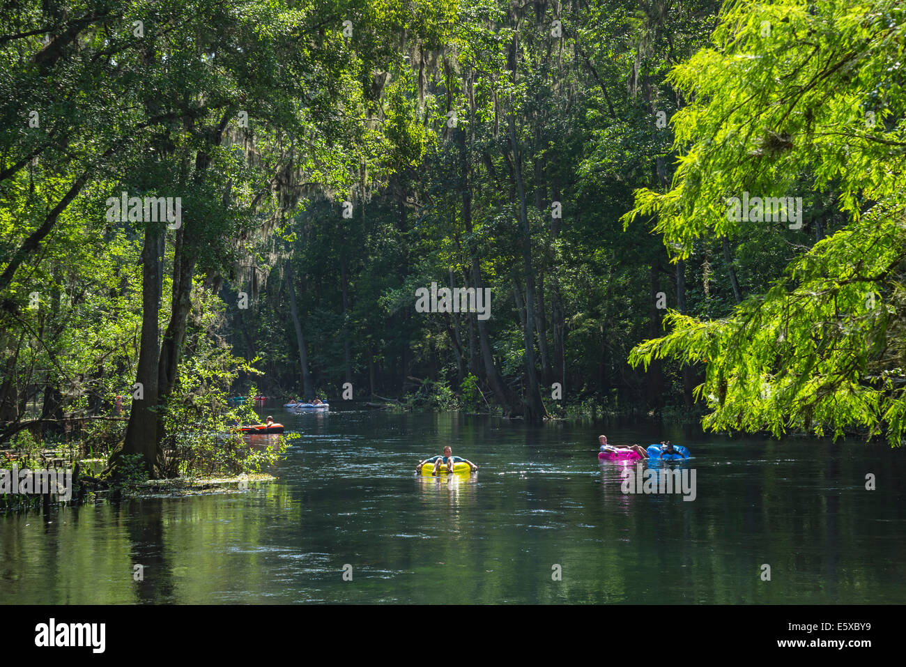 En bas de la rivière Ichetucknee Tubes en Floride Nord est une grande manière de passer le 4 juillet Maison de vacances. Banque D'Images