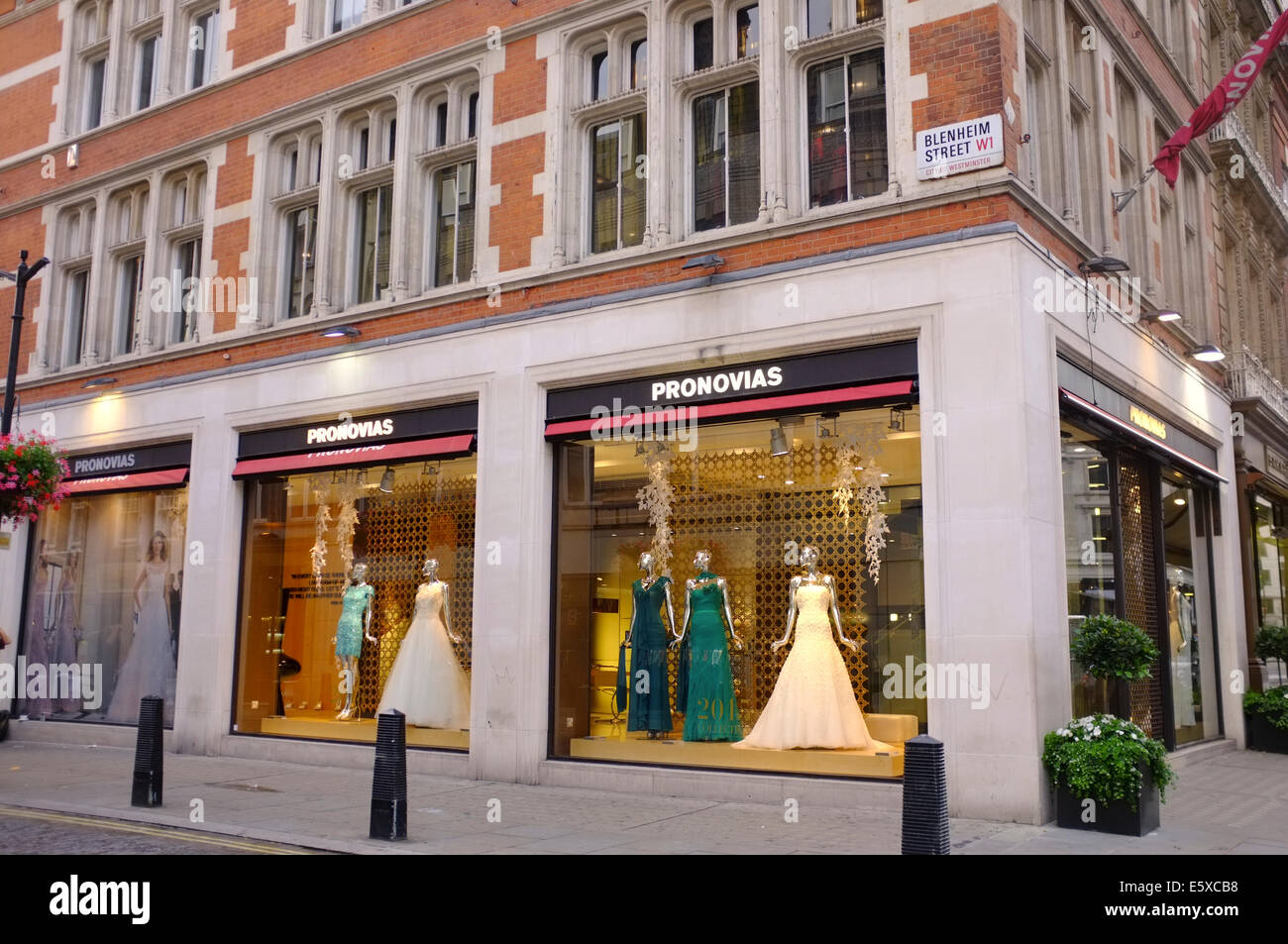 Pronovias robe de mariage boutique de Londres Photo Stock - Alamy