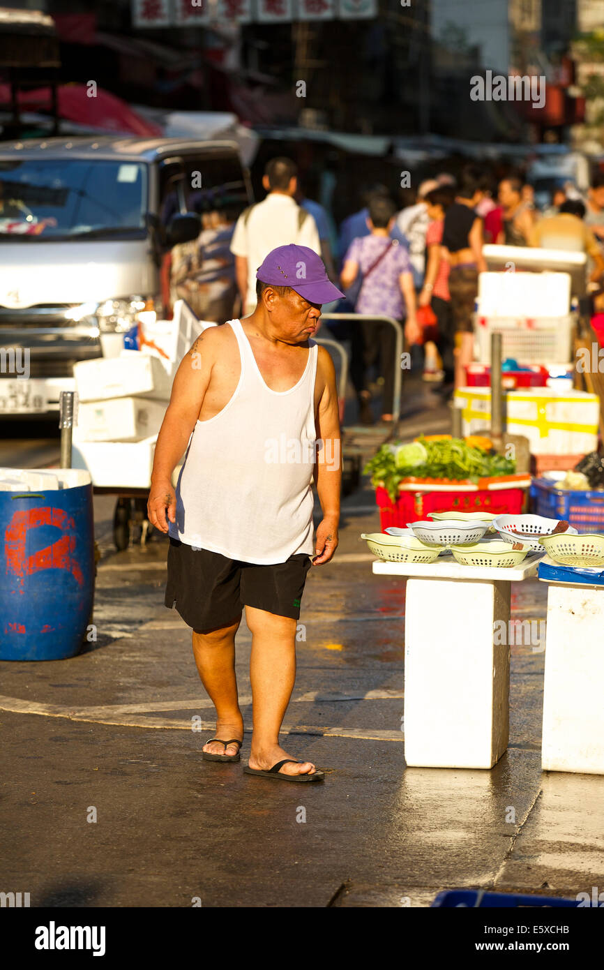 Chinese Man Shopping au marché de rue. Chun Yeung Street, Hong Kong. Banque D'Images