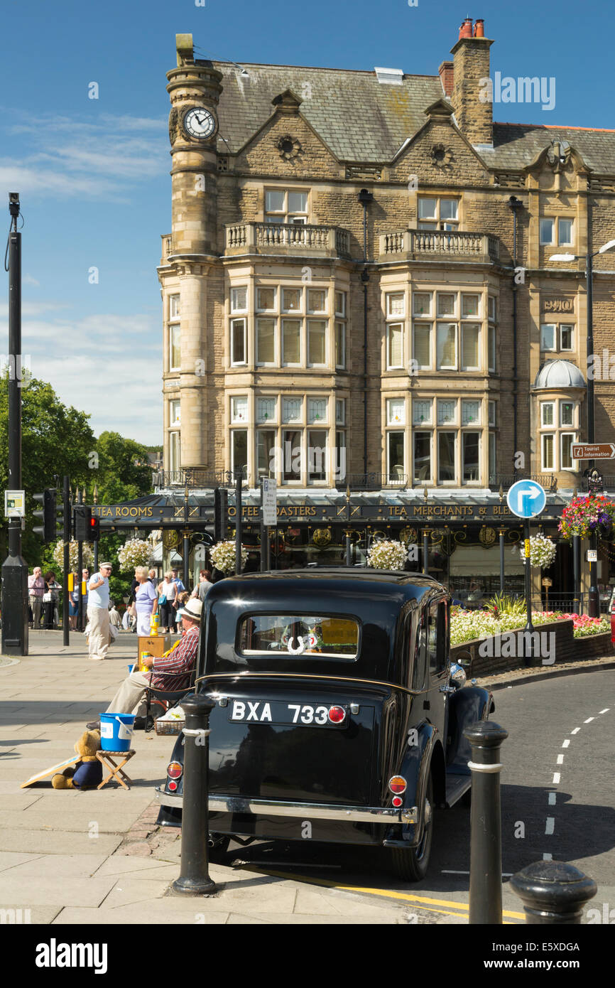 Betty's Cafe & salons de thé dans la ville thermale d'Harrogate North Yorkshire en Angleterre. Banque D'Images