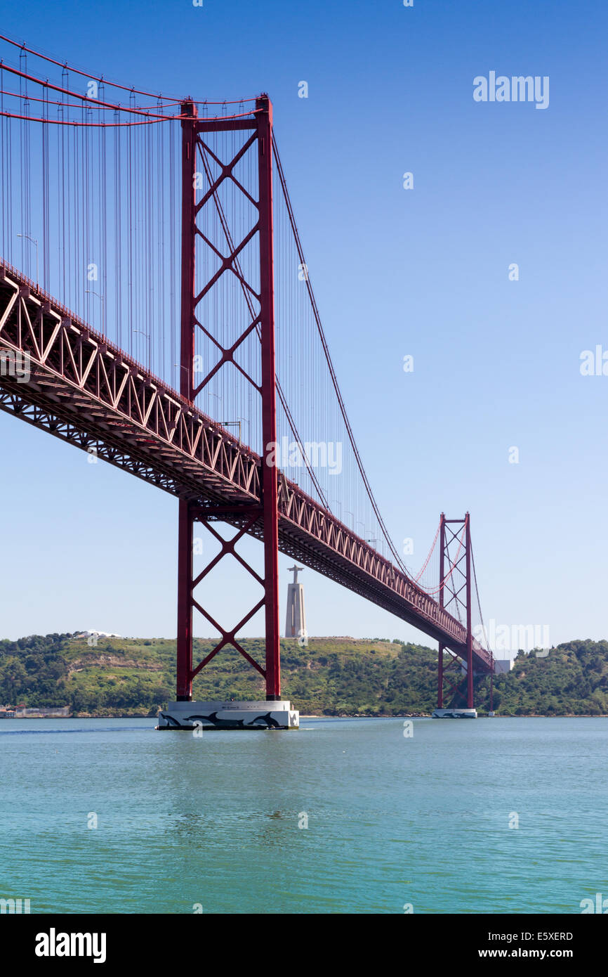 Le Pont 25 de Abril (Ponte 25 de Abril) est un pont suspendu reliant la ville de Lisbonne, capitale du Portugal, à la mun Banque D'Images