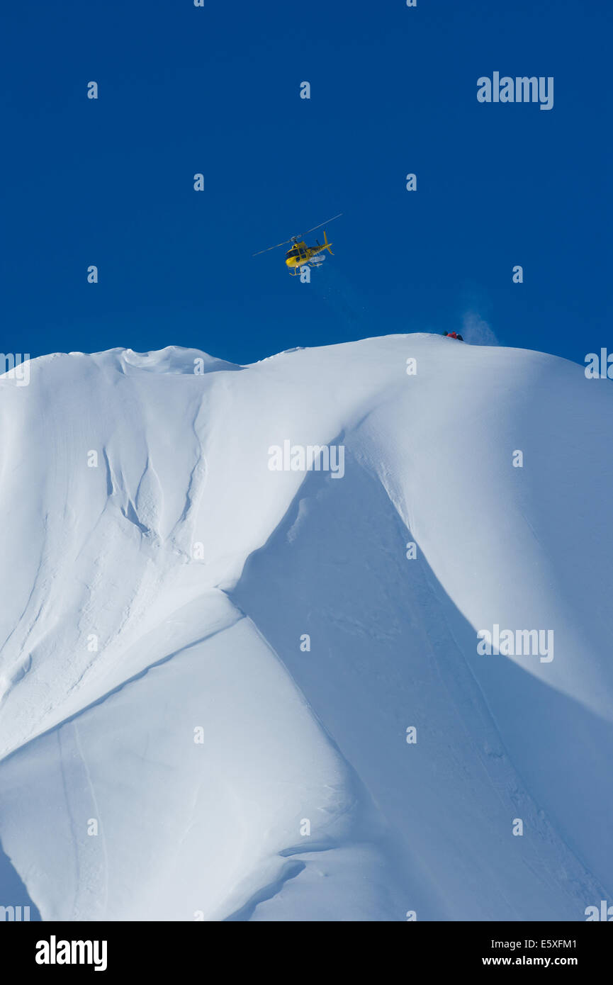 Un hélicoptère survolant les montagnes de Haines, Alaska Banque D'Images