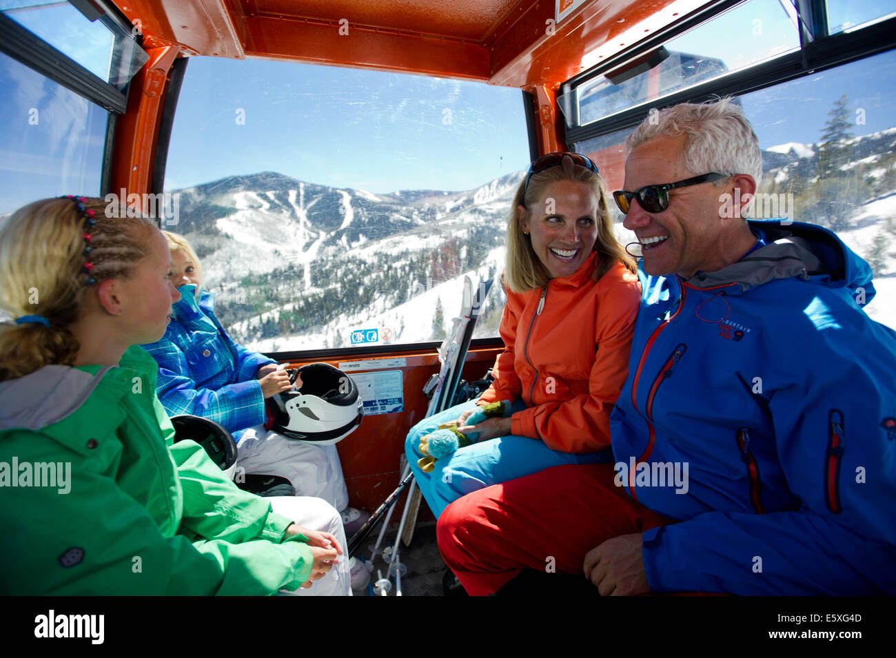 Une famille de skieurs prend la gondole à l'canyons Resort à Park City, Utah. Banque D'Images