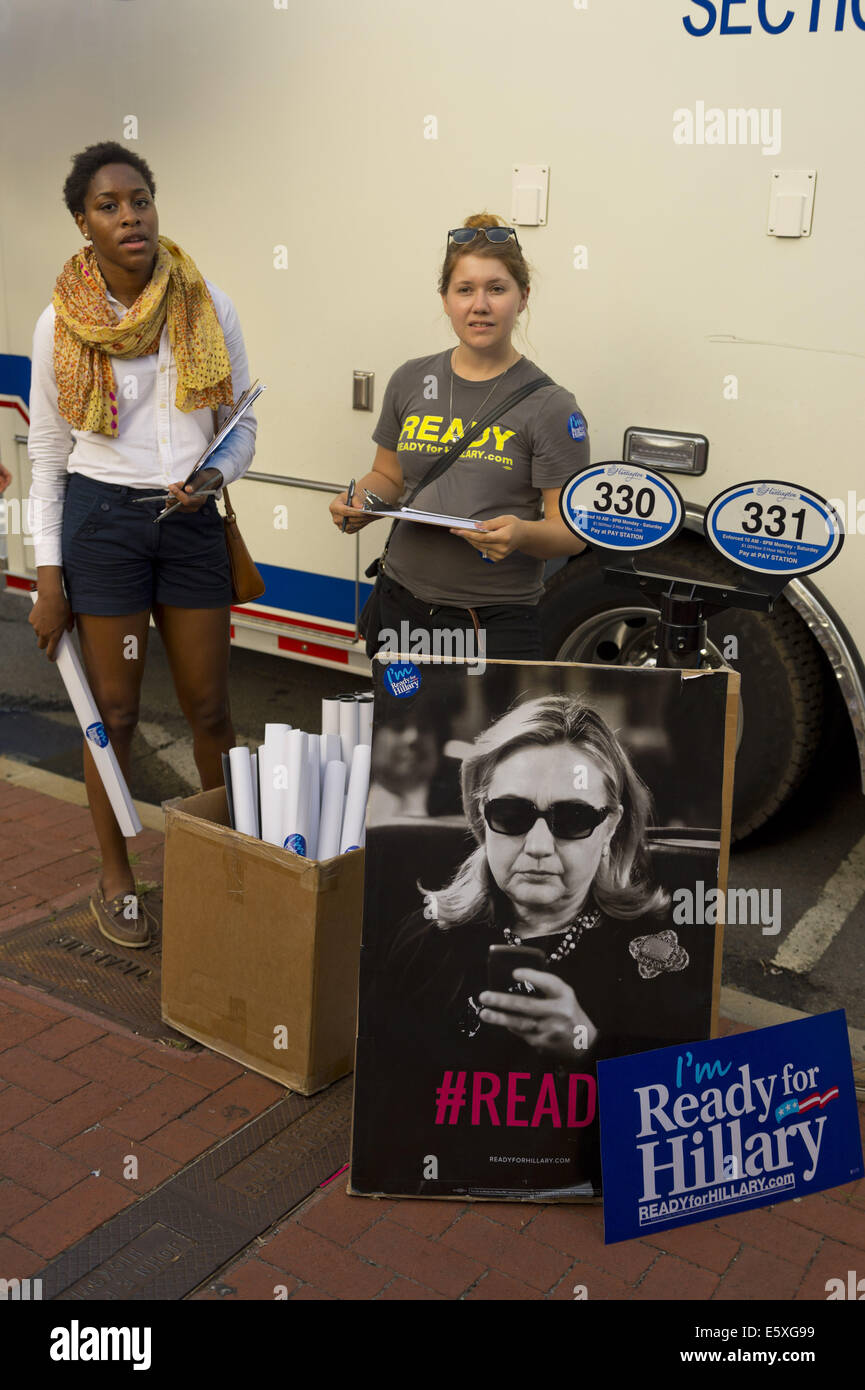 Huntington, New York, USA. 6e août, 2014. Deux jeunes femmes, à partir de la prêt pour Hillary super PAC, comité d'action politique, ont disposé pour Hillary affiches avec # prêt et Hillary Clinton's photo sur eux, à part en dehors de la face de Book Revue, où Hillary Clinton est d'avoir un livre signature il y a la promotion de son nouveau livre, choix difficiles, à Huntington, Long Island. Credit : Ann Parry/ZUMA/Alamy Fil Live News Banque D'Images
