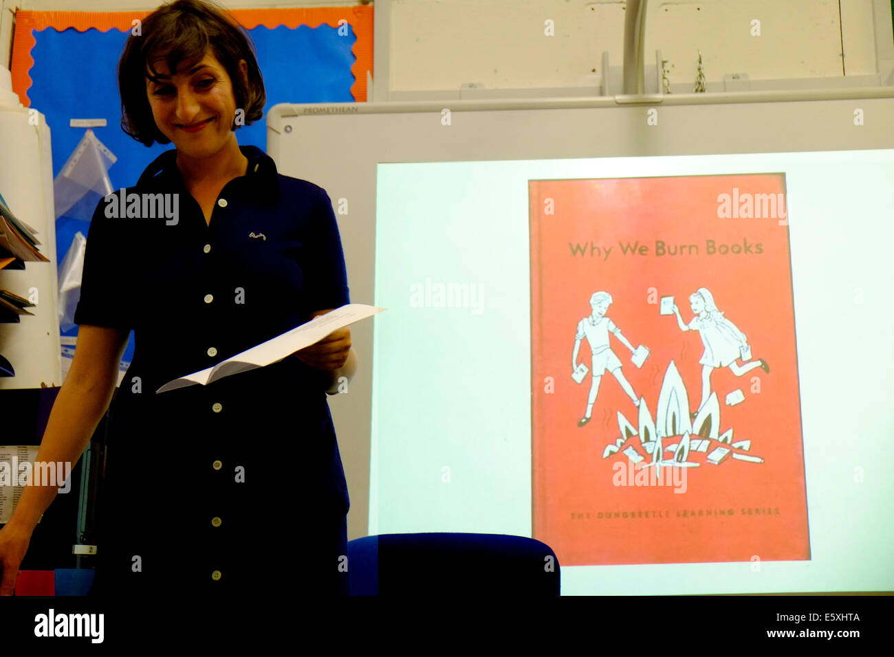 Londres, Royaume-Uni. 07Th Août, 2014. Un re- fête de lancement a lieu dans une classe de l'école primaire de Soho pour le livre 'Nous allons à la galerie' Le livre qui est une parodie de la série de livre coccinelle a causé une controverse lorsqu'il a été lancé pour la première fois, l'reprin n'est possible qu'en raison d'un changement dans les lois sur la parodie/Megawhat Crédit : Rachel Alamy Live News Banque D'Images