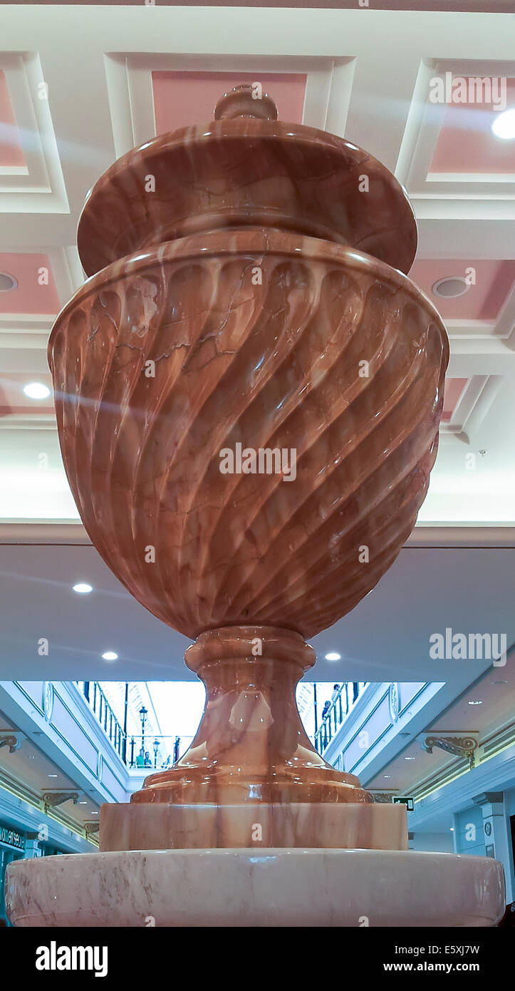 Grand vase décoratif en brun Banque D'Images