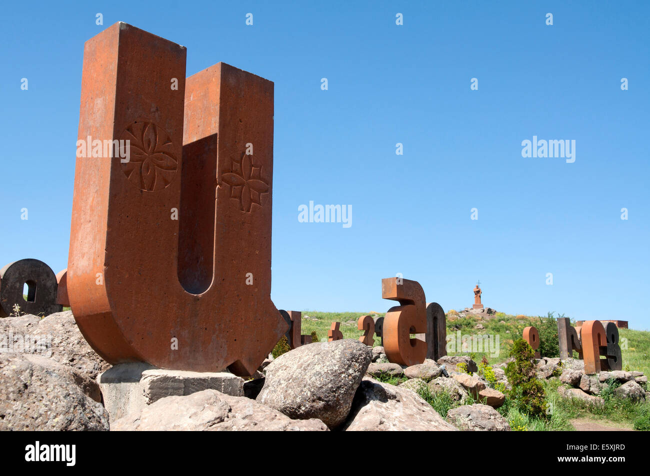Alphabet arménien avec monument sculpté géant des lettres, artashavan village, Arménie Banque D'Images