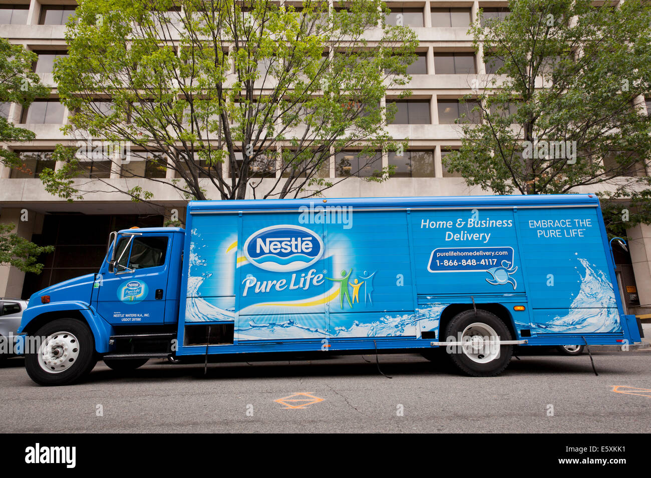 Nestle Pure Life de l'eau en bouteille des camions de livraison - USA Banque D'Images