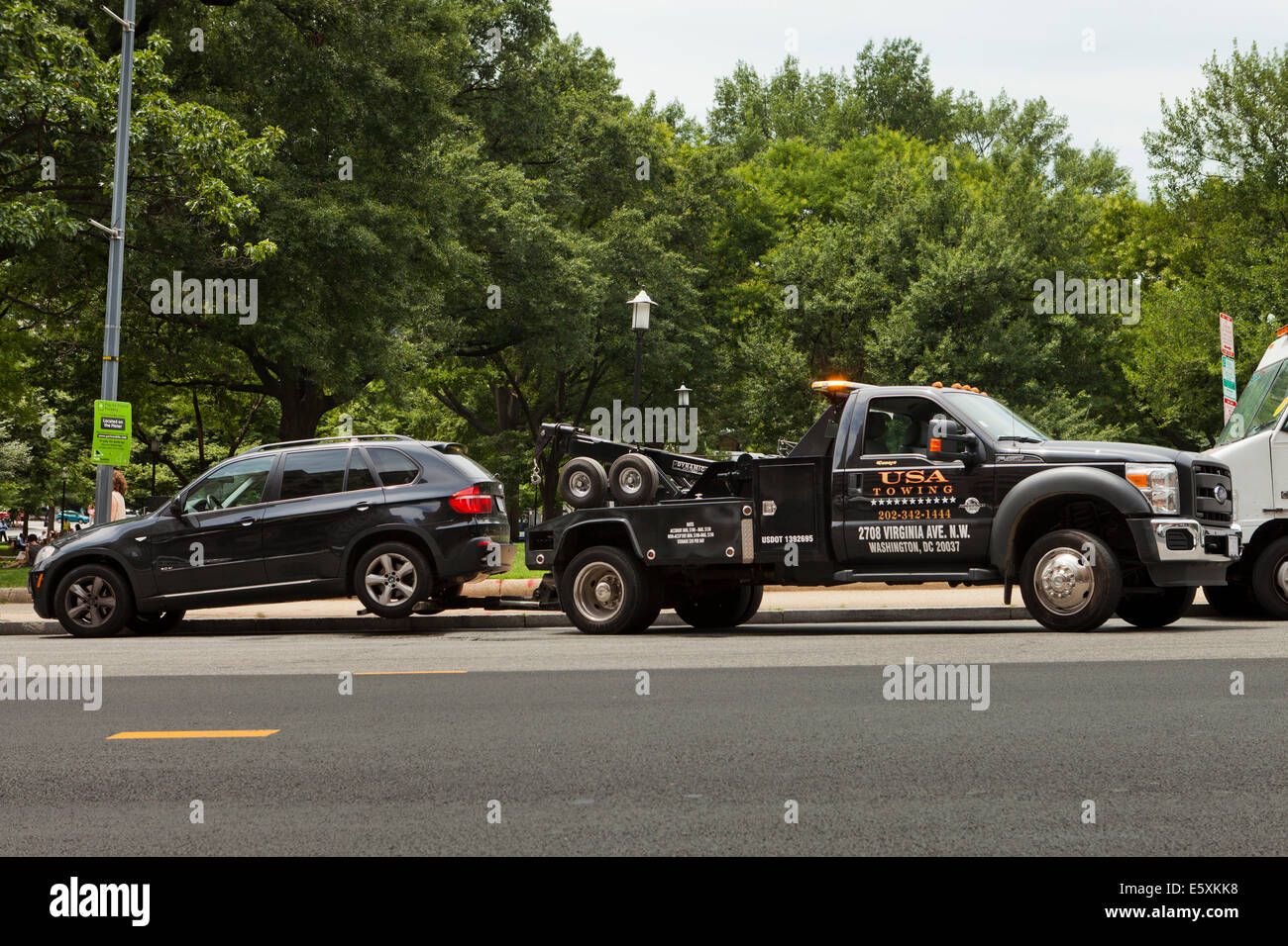 La préparation de dépanneuse pour remorquer une voiture en stationnement illégal - Washington, DC USA Banque D'Images