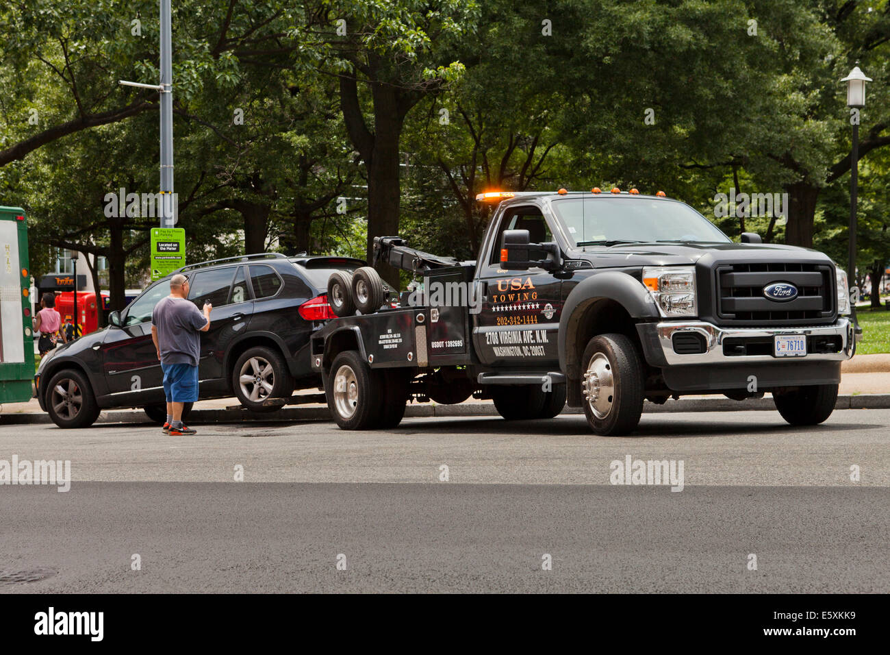 La préparation de dépanneuse pour remorquer une voiture en stationnement illégal - Washington, DC USA Banque D'Images