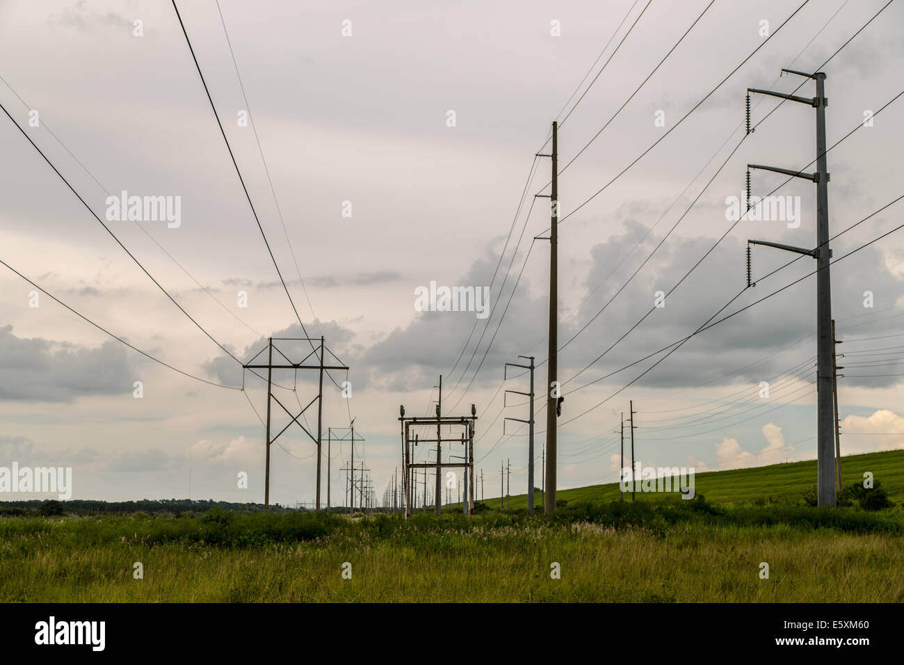 Lignes à haute tension sur un jour nuageux Banque D'Images