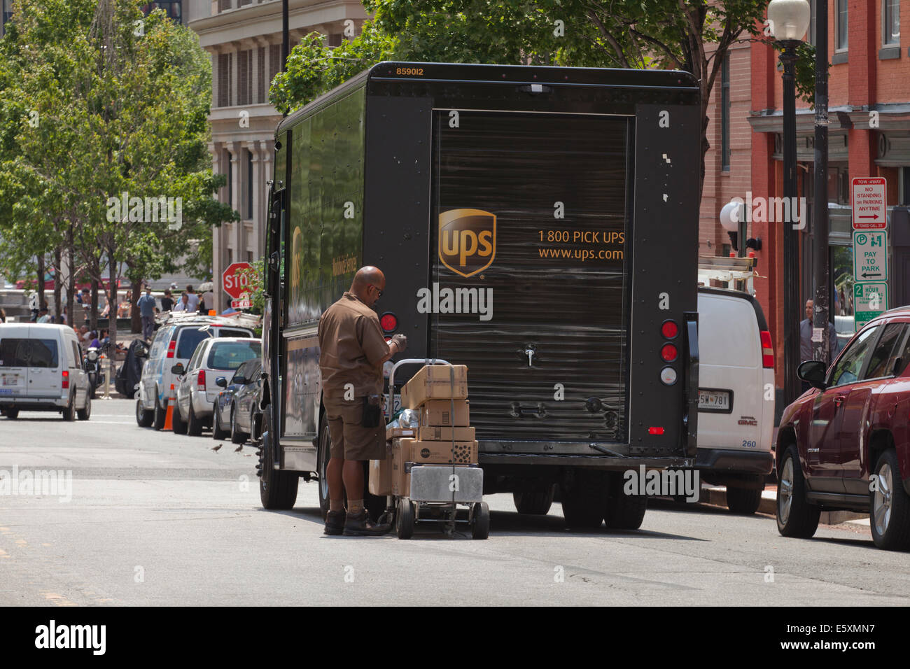 Livraison UPS man prépare à livrer des colis - Washington, DC USA Banque D'Images