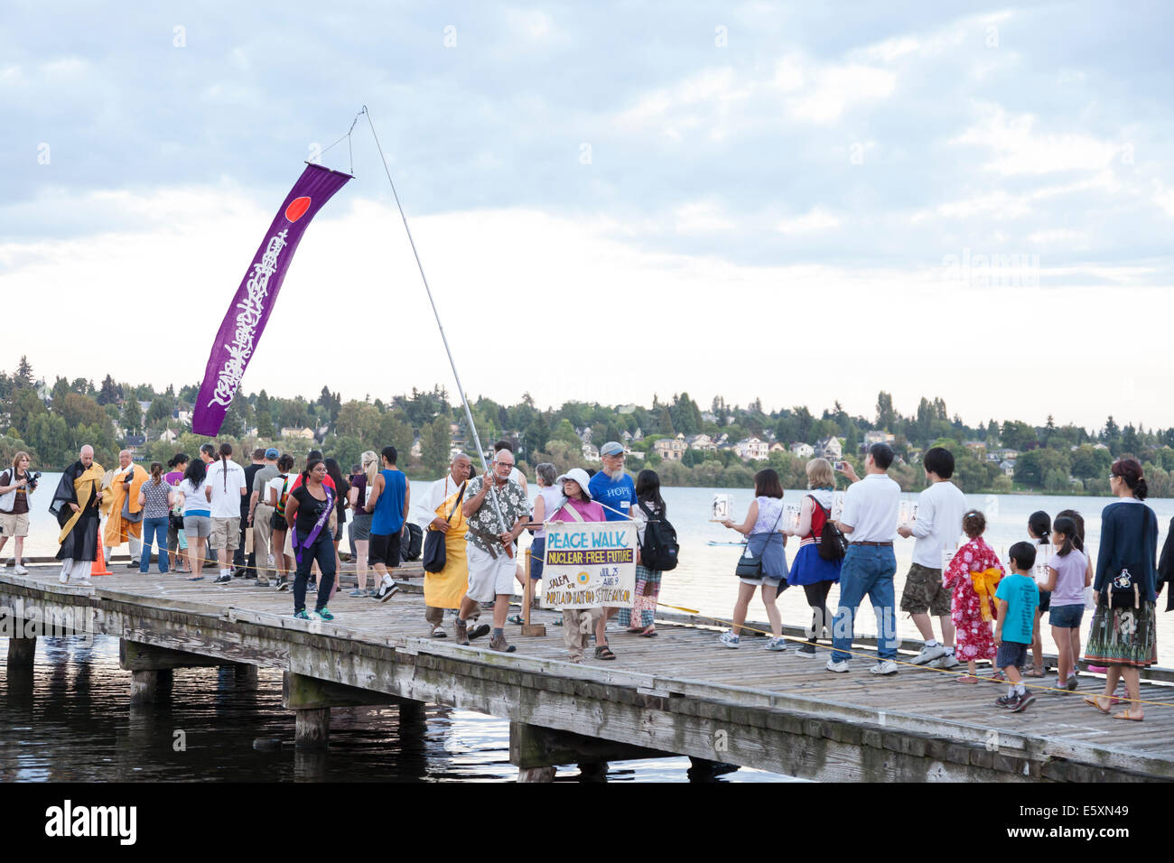 À partir d'Hiroshima à l'espoir - le 6 août 2014. La cérémonie annuelle flottante lanterne honorant les victimes des bombardements d'Hiroshima et Nagasaki, et toutes les victimes de la violence. Cet événement est organisé par un classement de la paix, les libertés civiles, religieuses et organismes du patrimoine culturel. La cérémonie annuelle est une adaptation d'un ancien rituel bouddhiste Japonais, le Toro Nagashi, lanternes dans lequel représentant les âmes des morts sont lancées sur la mer et les prières sont offertes que les âmes peuvent reposer en paix. Banque D'Images