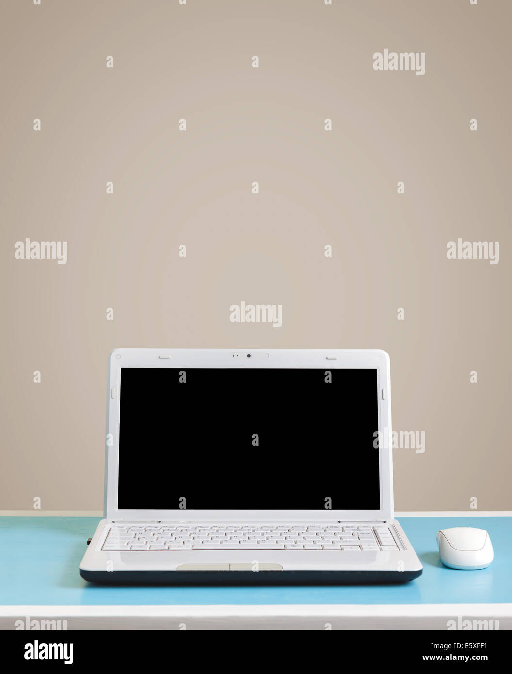 Ordinateur portable blanc sur table - place pour le texte. Banque D'Images