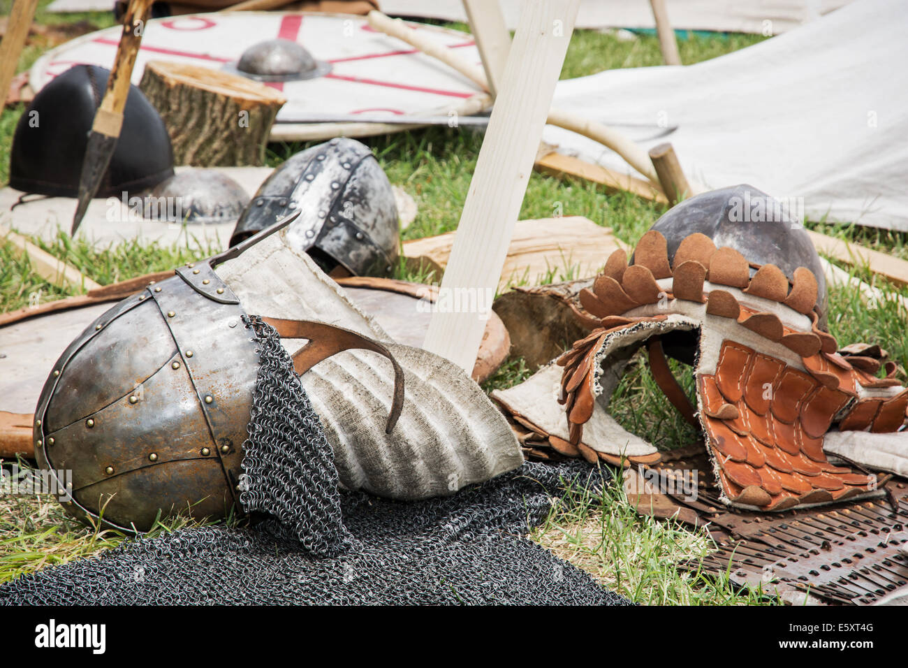 Casques médiéval sur le terrain. Banque D'Images