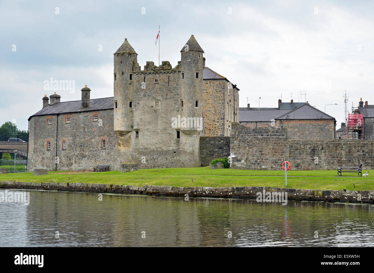 Castlein Enniskillen Enniskillen, dans le comté de Fermanagh, en Irlande du Nord, vu de la rivière Ern. Banque D'Images