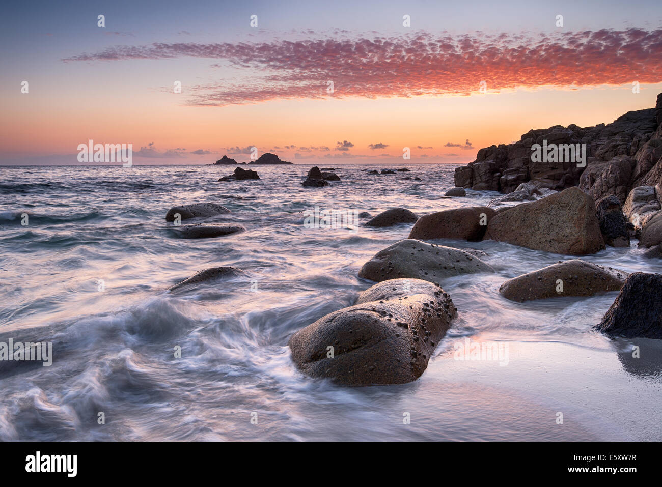 Beau coucher du soleil à Porth Nanven Cove également connu sous le nom de lit bébé Valley beach près de Penzance en Cornouailles Banque D'Images