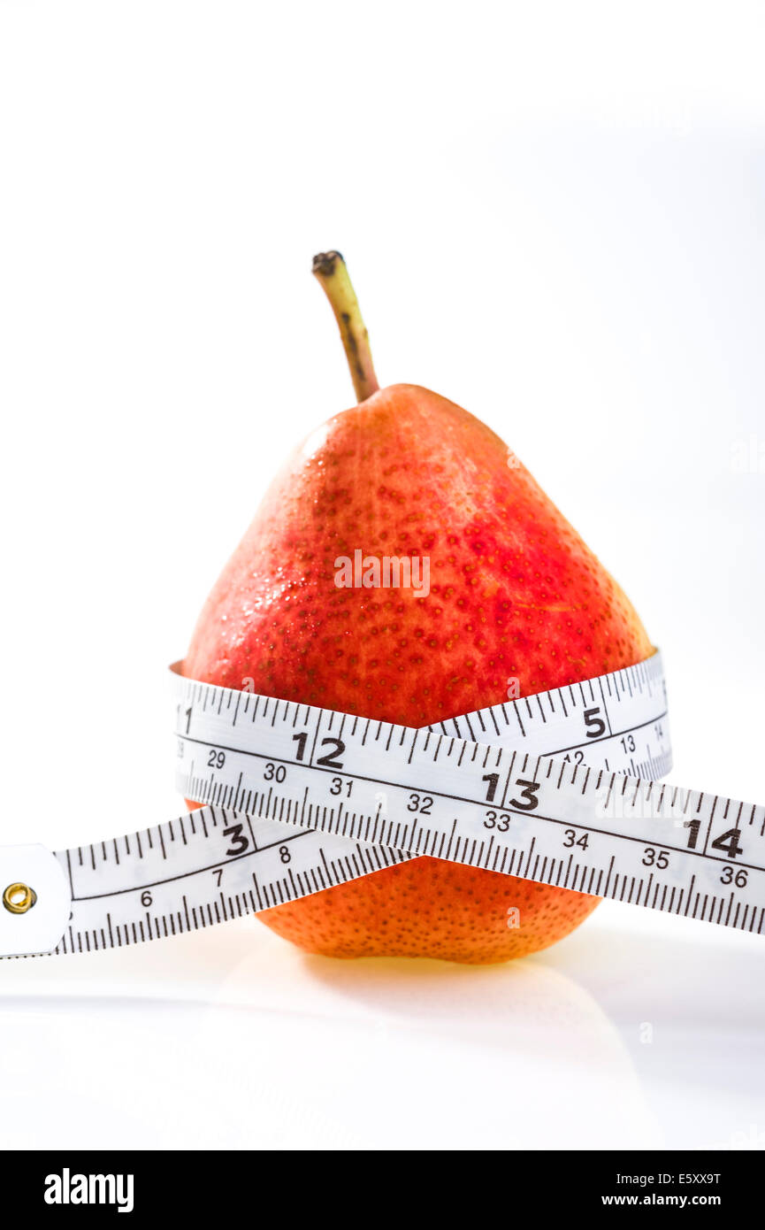 Poire rouge avec ruban de mesure.L'obésité, perte de poids, un régime amaigrissant. Banque D'Images