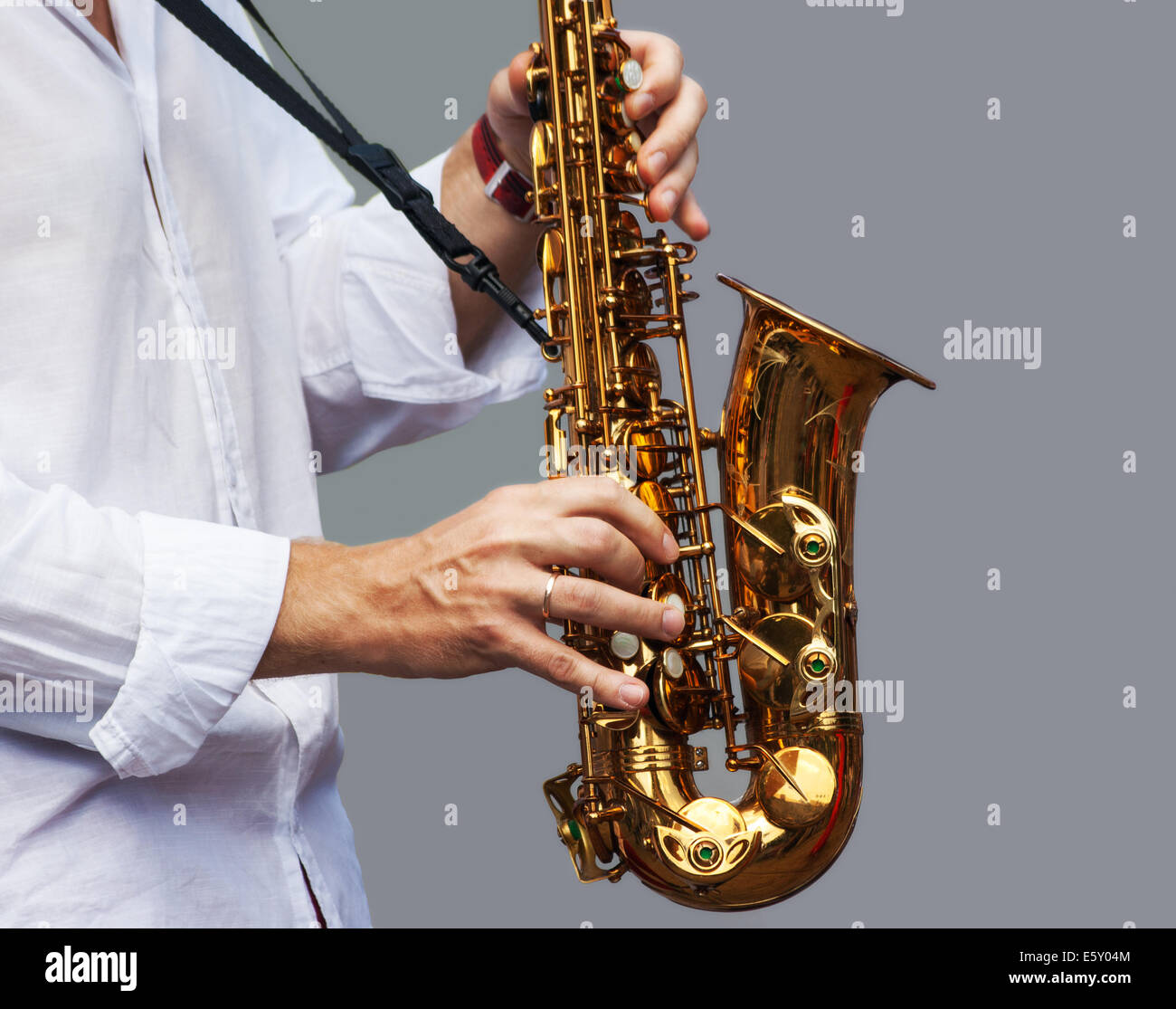 Fermez-vous Des Mains De Joueur De Saxophone De Rue Jouant L'instrument De  Musique De Saxo D'alto Au-dessus Du Fond Bleu, Plan Ra Image stock - Image  du hymne, beau: 102756853