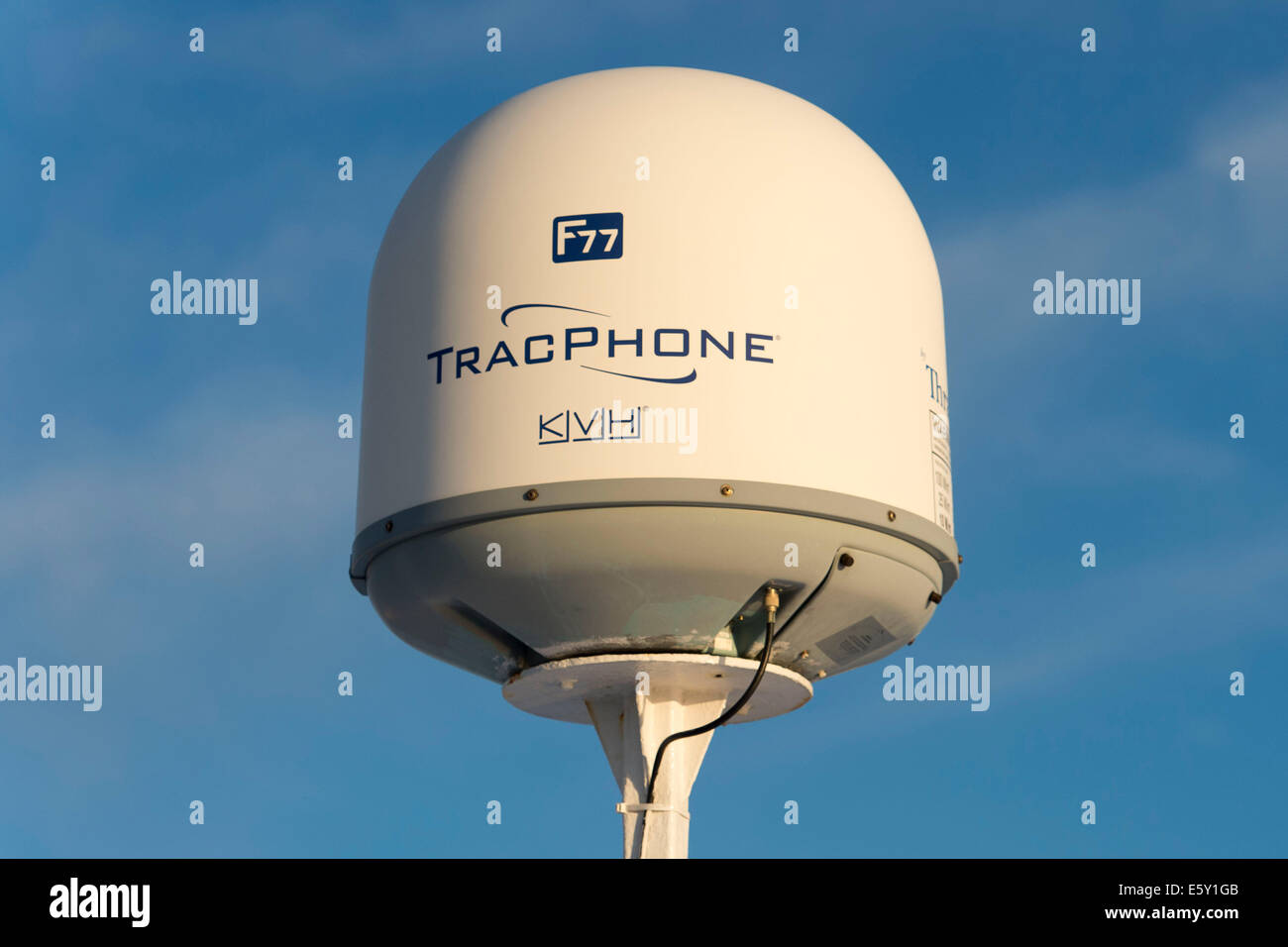 F77 Tracphone par KVH sur un bateau de croisière. Banque D'Images