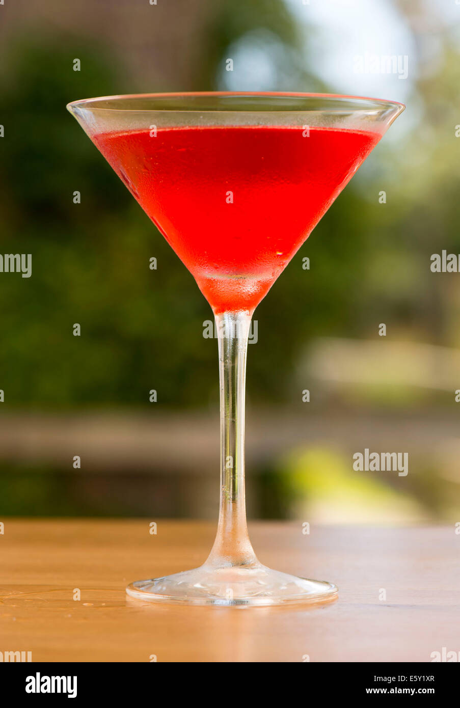 Une fraise rouge boisson alcoolisée dans un verre à cocktail. Banque D'Images