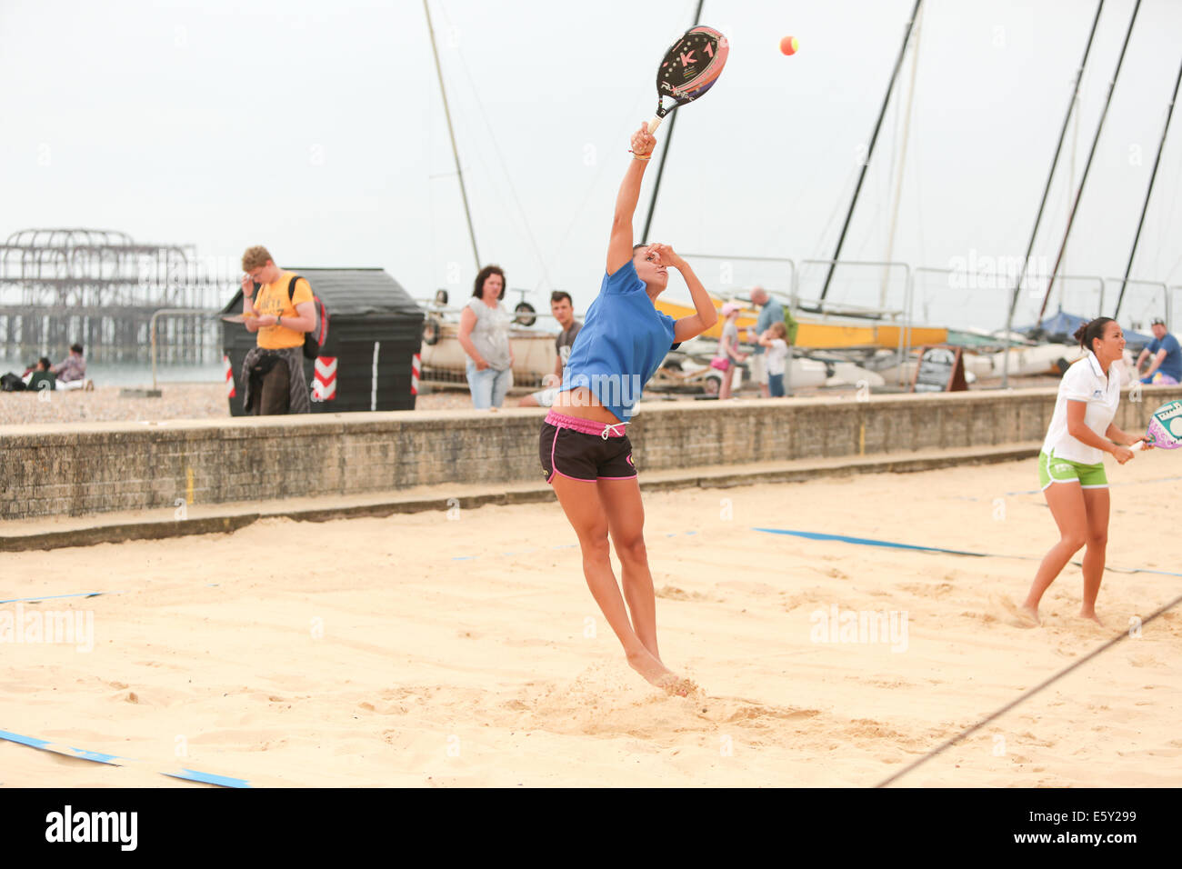 Beach volley ball court, Kings Arches, Brighton Beach, Brighton, East Sussex, ROYAUME-UNI. Pratique pour les concurrents aux Championnats d'Europe de Beach tennis, Brighton Seafront, Brighton, East Sussex, Royaume-Uni. Cette image montre des équipes de Grande-Bretagne et de Hongrie. 8 août 2014 David Smith/Alamy Live News Banque D'Images