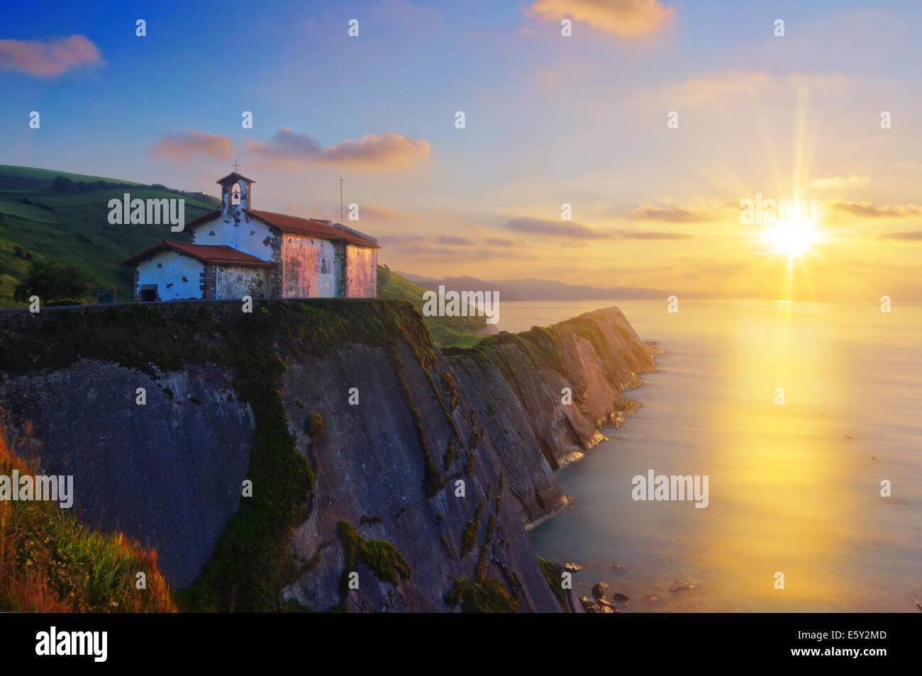 Chapelle San Telmo en Zumaia au coucher du soleil. Pays Basque Banque D'Images