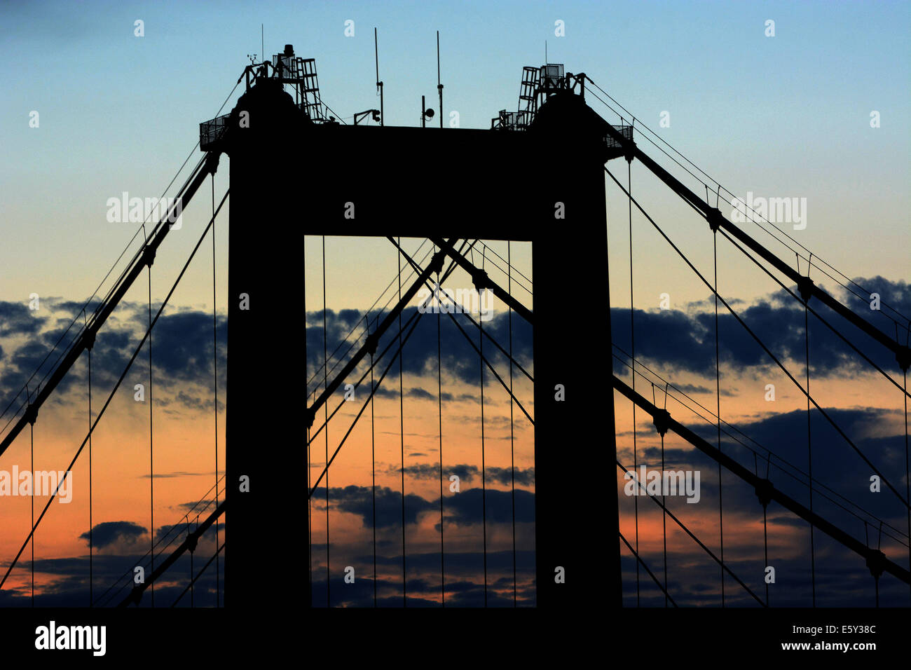 Le soleil se couche sur le pont Tamar sur la frontière plymouth Devon & Cornwall. Banque D'Images