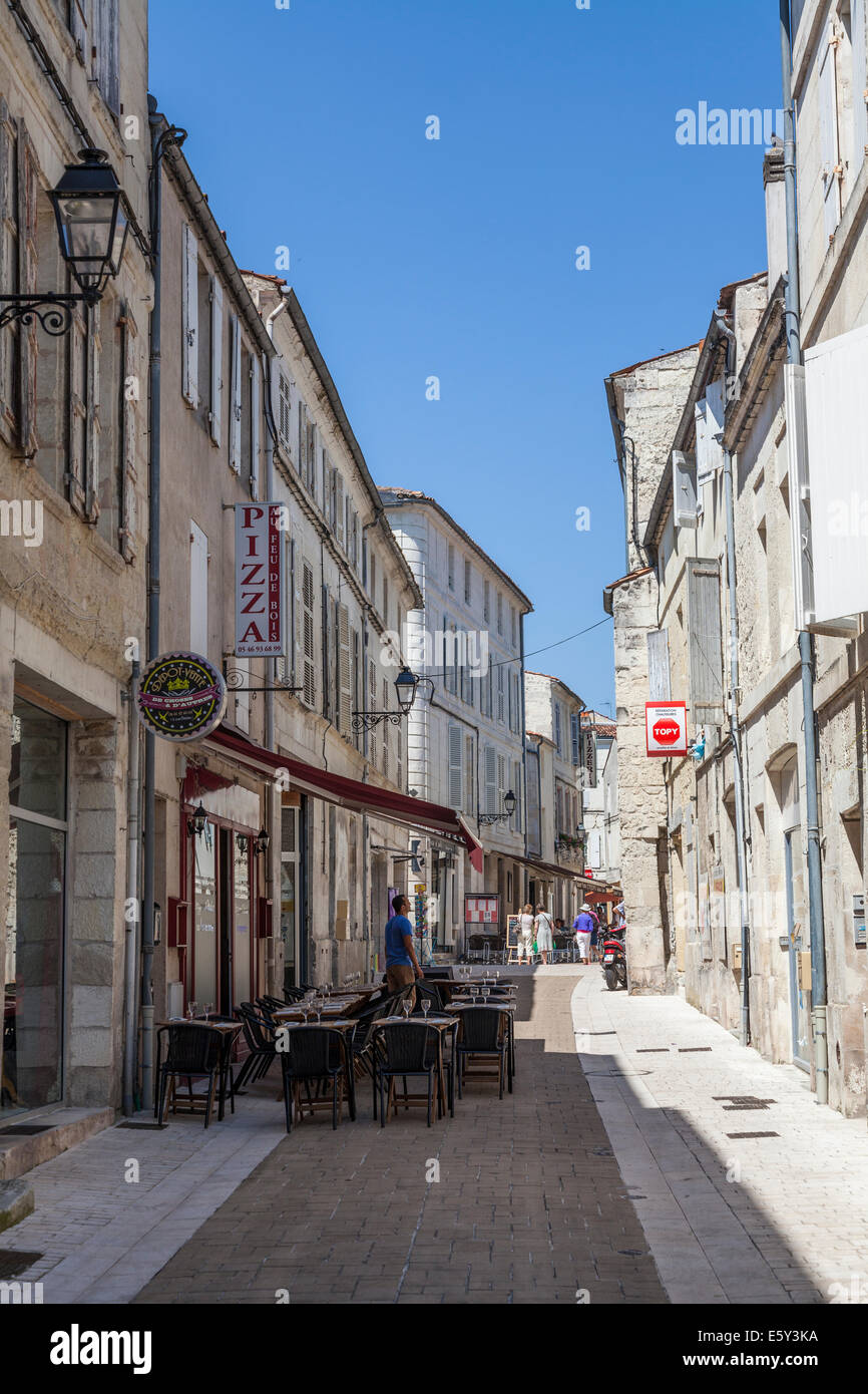 Restaurant rue étroite dans french street avant le rush de midi. Banque D'Images