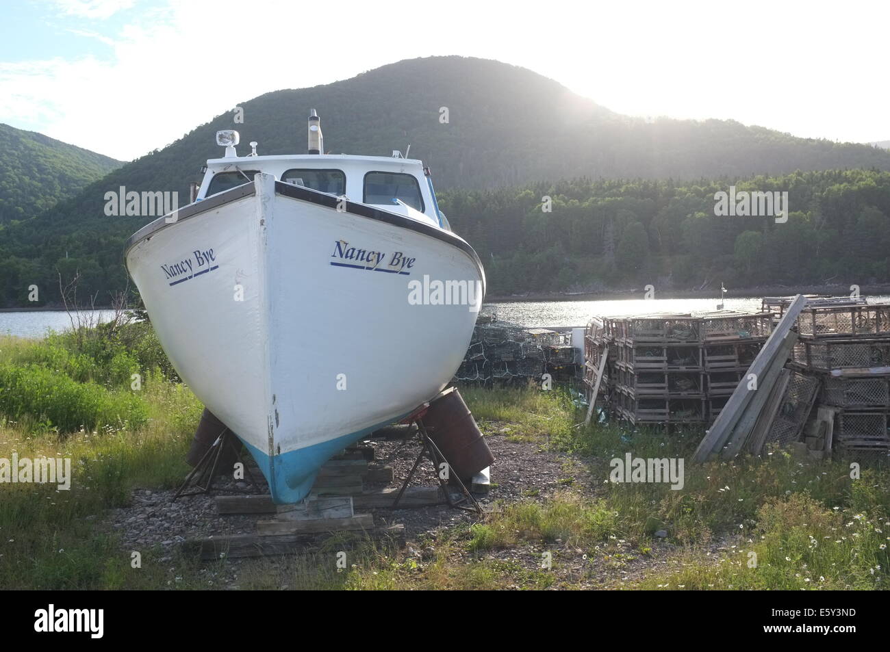 Un bateau de pêche au homard sur terre en Nouvelle-Écosse, Canada. Banque D'Images
