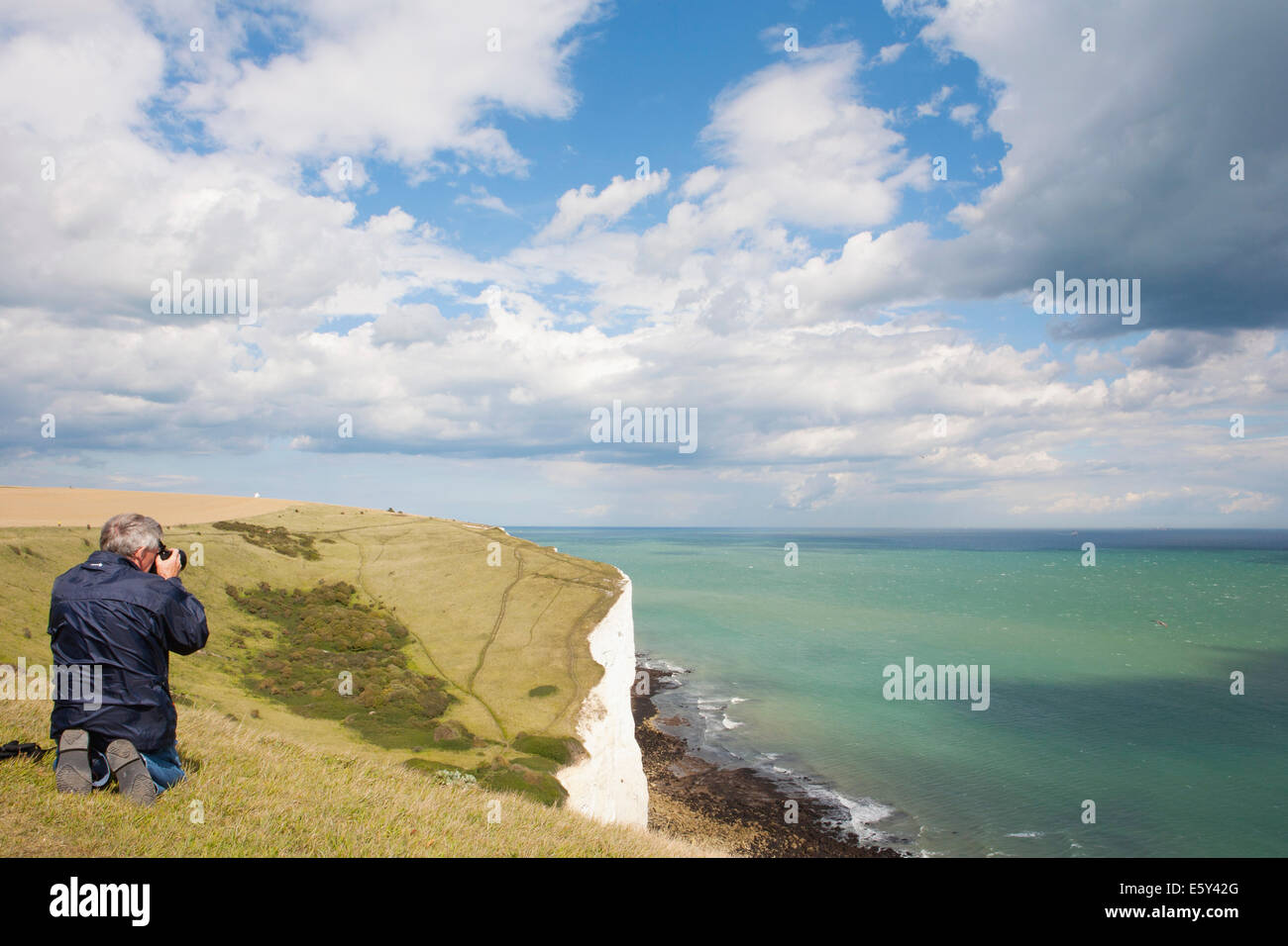 MAN TAKING PHOTOGRAPH OF CHANNEL, falaises blanches et des North Downs Banque D'Images