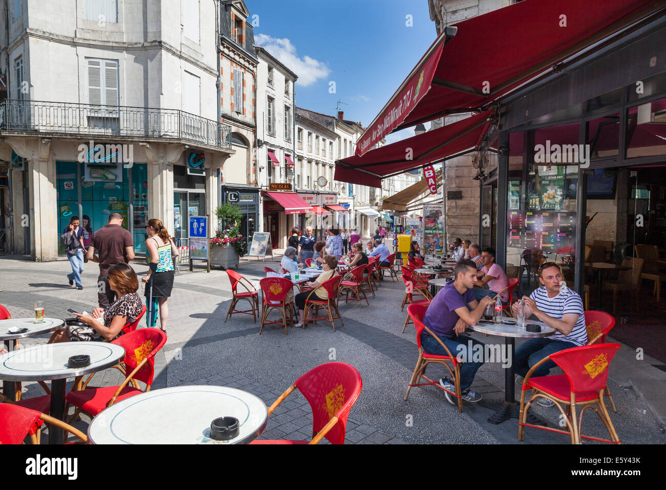 Café de la rue sur la Rue Alsace Lorraine, rue piétonne à Saintes. Banque D'Images