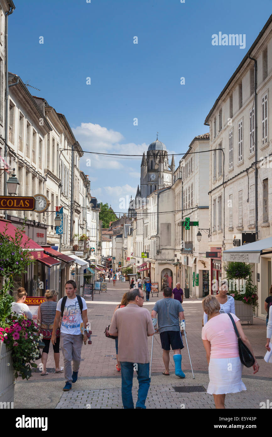 Rue Alsace Lorraine rue piétonne et de la cathédrale de Saintes. Banque D'Images