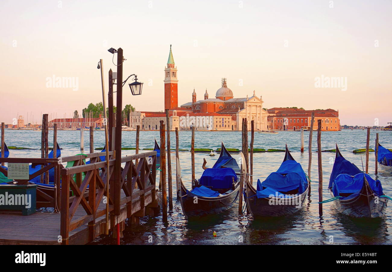 Les gondoles et San Giorgio Maggiore, dans la lagune de Venise, Italie Banque D'Images