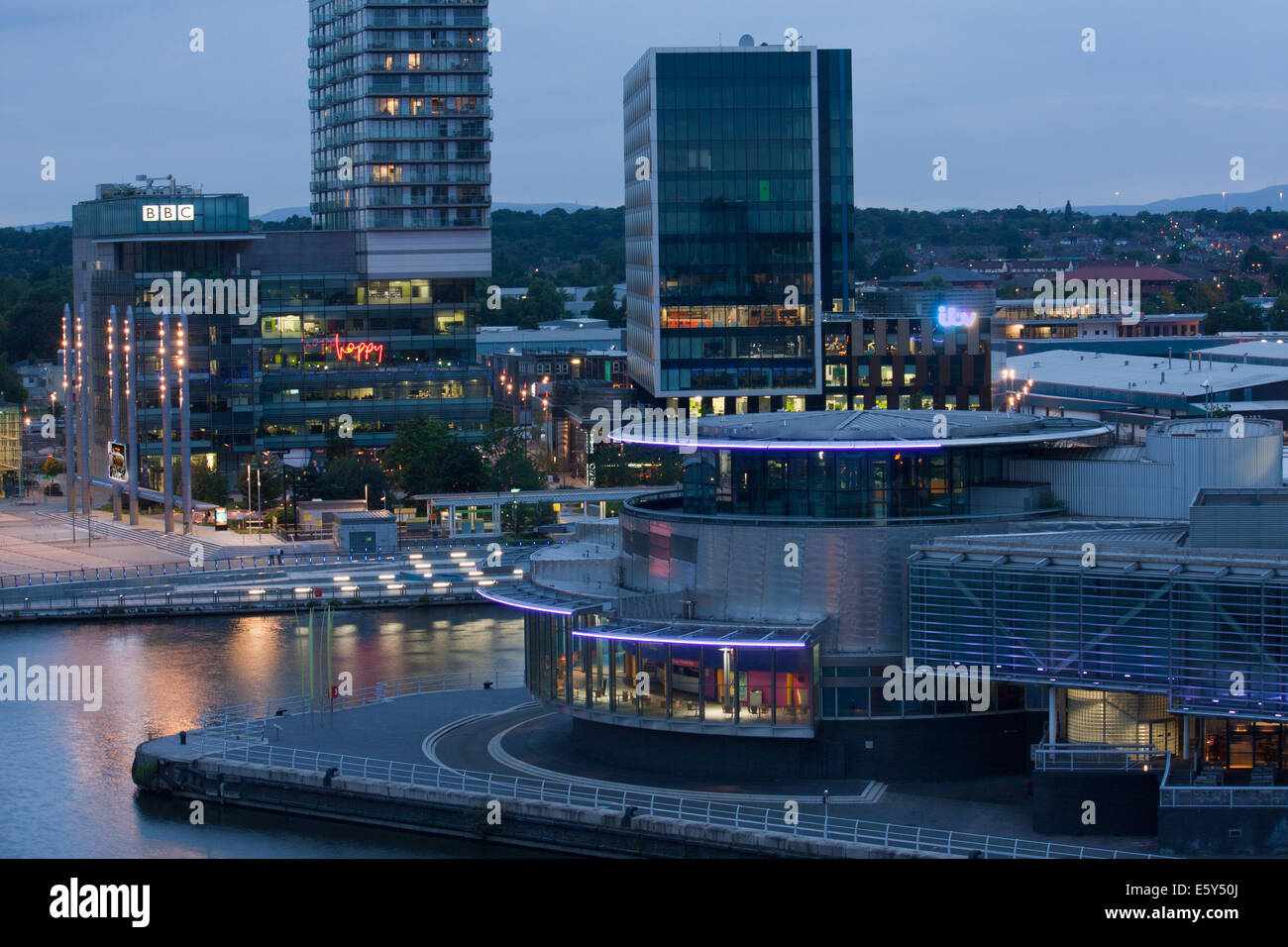 Panorama de Salford Quays et de Media City à Manchester, au Royaume-Uni, au crépuscule, tourné à partir du haut de quai ouest. Banque D'Images