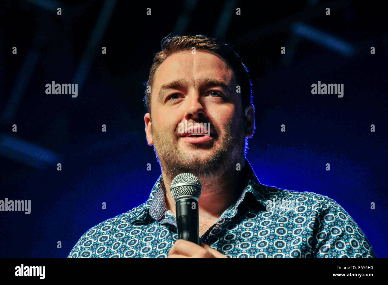 Belfast, Irlande du Nord. 7 Aug 2014 - Mancunian Jason Manford effectue au Stand-up comedy night, un Phobail Feile Banque D'Images