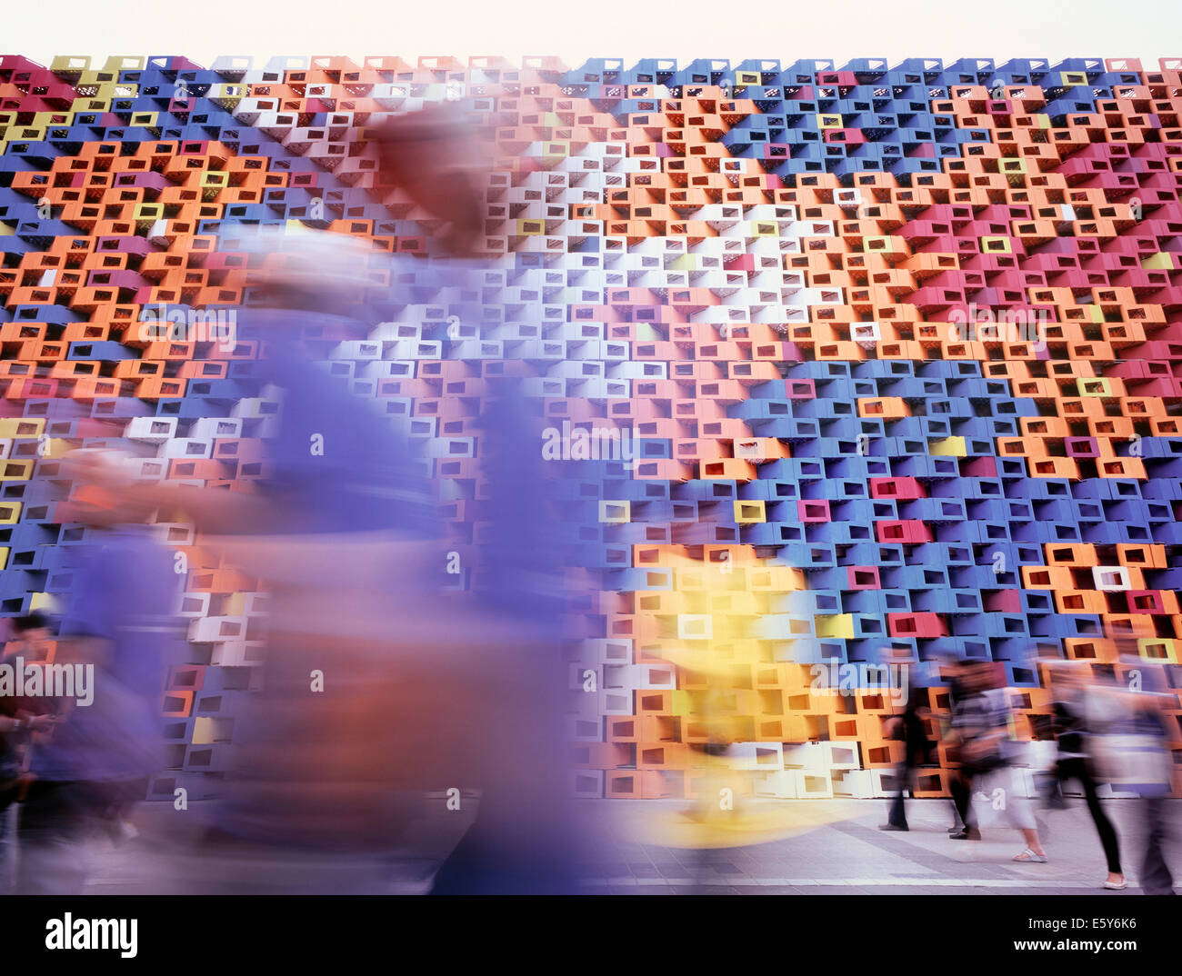 Motion blurred personnes passer la façade de l'immeuble moderne et coloré à Shanghai, Chine. Banque D'Images